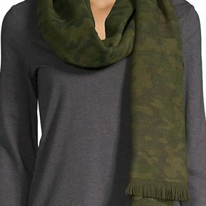 Camouflage knit scarf